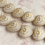 【18㍉ 4個】フラワーハート♡ white & gold ♡チェコビーズ♡白♡ホワイト♡ゴールド♡花