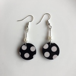黒の水玉ピアス