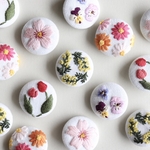 新作🌟組み合わせ自由！手刺繍のくるみボタン＊春咲きフラワー🌸3個セット