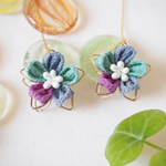 ワイヤーフラワーとつまみ花のアメリカンピアス　～青～