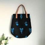 現品限り ミナペルホネン生地使用 bonheur ダーツが可愛いシンプルバッグ コンパクト ブラック×ブルー
