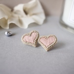 ビーズ刺繍＊小さなふんわりピンクハートピアス♡