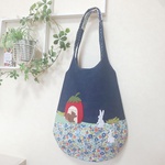 風景画のような刺繍アップリケバッグ♪うさぎさん苺をどうぞ