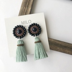 ミニ♡まんまるflowerとタッセル(アンティークグリーン×ブロンズ) ビーズ刺繍ピアス/イヤリング