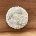 刺繍くるみボタン（ヘアゴム/ブローチ）