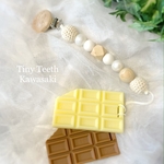 再販！　TinyTeeth お出かけに便利な おもちゃホルダー おしゃぶりホルダー   歯固め    チョコレート