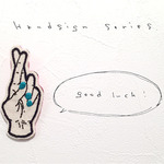 ハンドサインブローチ《good luck!》
