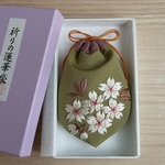 102 日本刺繍/祈りの蓮華袋「花盛り」(鶯色地)/  桜 ひなまつり 出産祝い お祝い 賀寿 和のギフト 和風プレゼント 伝統工芸 着物 手刺繍 巾着 縁起物 お守り入れ 和柄 