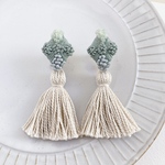 つぶつぶ刺繍とタッセルの耳飾り（グリーン）
