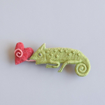 ★ご注文分★カメレオンの手刺繍ブローチ（ハート泥棒ver.）