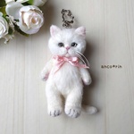 羊毛フェルト 猫 白猫のキーホルダー