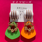 ドイツビーズ×リボンとカラフルマットチャーム✳ピアス、イヤリング✳昭和レトロ アンティーク 古着  モダンレトロ 個性的 大ぶり  春 緑 グリーン オレンジ カラフル レトロポップ 