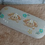ペイント・メガネケース・表面リネン風  「仲良し耳たれうさぎさん 」・お名前入れOK
