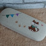 ペイント・メガネケース・表面リネン風  「柴犬とフラッグガーランド 」・お名前入れOK