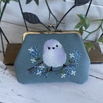 二つ折の札が入るシマエナガ刺繍のがま口