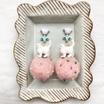 子猫とポンポンとチューリップ のピアス　イヤリング　