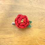 赤い椿のブローチ ハンドメイド つまみ細工 ちりめん 椿 ブローチ