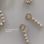 ピアスです。サージカルステンレス　淡水パール×ゴールドボール　イヤリング　フープイヤリング