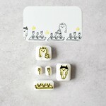 チューリップを愛でる猫たち：meganehanko猫はんこ にぼしとショコラ