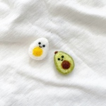2分の1ちゃんブローチ(たまご)(アボカド)