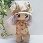 ベージュのつなぎ服&ベージュと生成に赤い花柄のリバーシブルキャスケット 2点セット