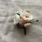 実物とミニバラのコサージュ