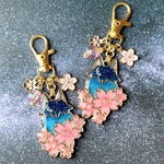 夜桜　キツネのキーホルダー　レジン　春　月　星空　キツネ　狐　プレゼント　ギフト