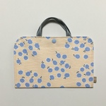 ぺたんこだけど、いっぱい入るバックインバック『カレンなブルーのお花』