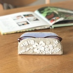 メガネスタンド　クローバーと北欧風木の実レース ブルーストライプ　メガネを迷子にしない眼鏡置き