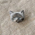 猫の顔のブローチ（グレー）