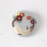 シャム猫とお庭の花　手刺繍ブローチ/ヘアゴム