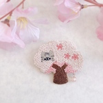 桜の木から覗く猫の刺繍ブローチ