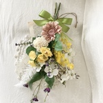 季節の花のスワッグ（英字新聞を添えて）