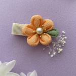 ヘアクリップ　白のかすみ草とゴールドの模様が入ったちりめんのヘアクリップ　お祝いごとなどに♡