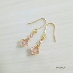 [全３色]小さなお花チャームのプチピアス(イヤリングにも変更可能)