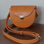 キャメルレザーのかわいい半月バッグ【本革】
