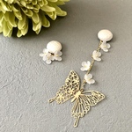着物のイヤリング（ピアス）蝶に白花　アシンメトリー　サスティナブル　着物リメイク　アクセサリー