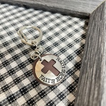 まあるいレザータグとクロスチャームのキーホルダー(Faith Hope Love ブラウン)