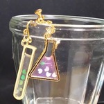 惚れ薬（試験管と三角フラスコのアシンメトリー）イヤリング