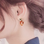 ゴールドとべっ甲のシックな装いピアス