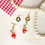 𝐬𝐭𝐫𝐚𝐰𝐛𝐞𝐫𝐫𝐲 𝐟𝐥𝐨𝐰𝐞𝐫 -𝟐𝐰𝐚𝐲- ピアス/イヤリング