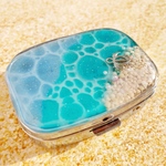 ホヌ泳ぐ海の水面 ピルケース レジン ピアスケース サプリケース