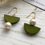 素朴な可愛さ❀ ［green］wood×asymmetry/ウッド　イヤリング可　アレルギー対応　アシンメトリー　個性　木のピアス　天然　コットンパール　パール　グリーン　緑　秋　オータム　新作