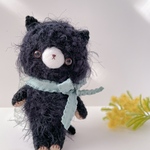 ねこのあみぐるみ（ブラック×グリーンリボン）