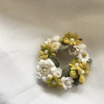 春の花冠のリースブローチ