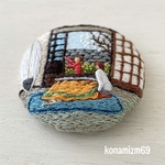 2月終わりの庭の華やぎとコタツの手刺繍ブローチ