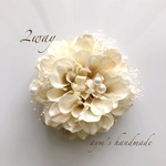 人気カラー　セレモニーコサージュ　クリームホワイト　ダリア　パール&プリザーブドフラワーかすみ草　結婚式　卒業式　卒園式　入学式　入園式　ソフトベージュ