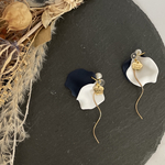 ネイビーブルー＆ホワイトの花びらピアス／イヤリング