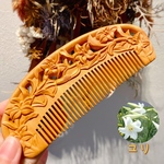 [再販] くし クシ 桃の木 モモノキ 木製櫛 花 ユリ【桃太郎】両面彫刻 お守り 静電気防止 美髪 頭皮マッサージ 男女 プレゼント お祝い 結婚 