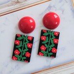 大ぶりヴィンテージカボションの赤いお花ピアス